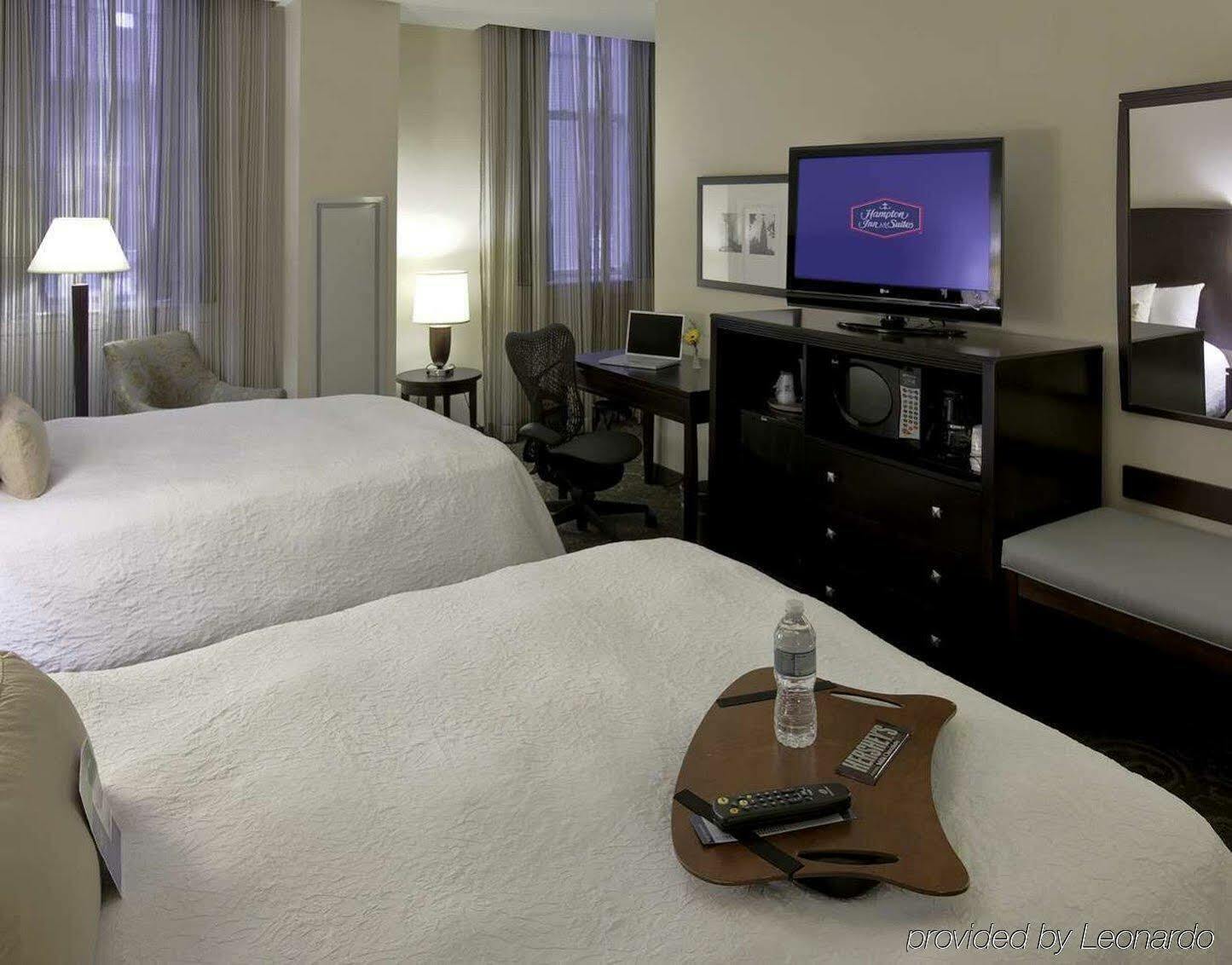 Hampton Inn & Suites Baltimore Inner Harbor Exterior photo